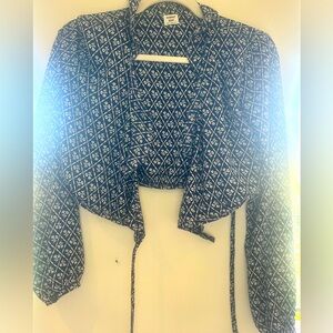 Aritzia cropped Blouse, long sleeves, ties in middle size xxs
